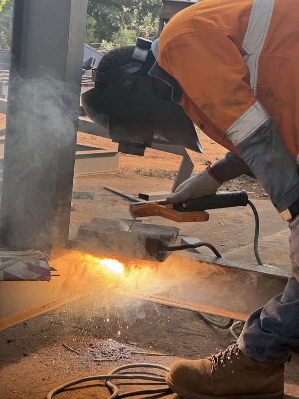 Soudeur KossTechnologie à l'atelier de Yamoussoukro.