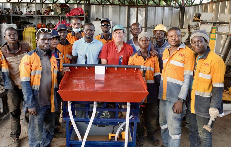 L'équipe de l'atelier de Yamoussoukro autour d'une table à secousses terminée.